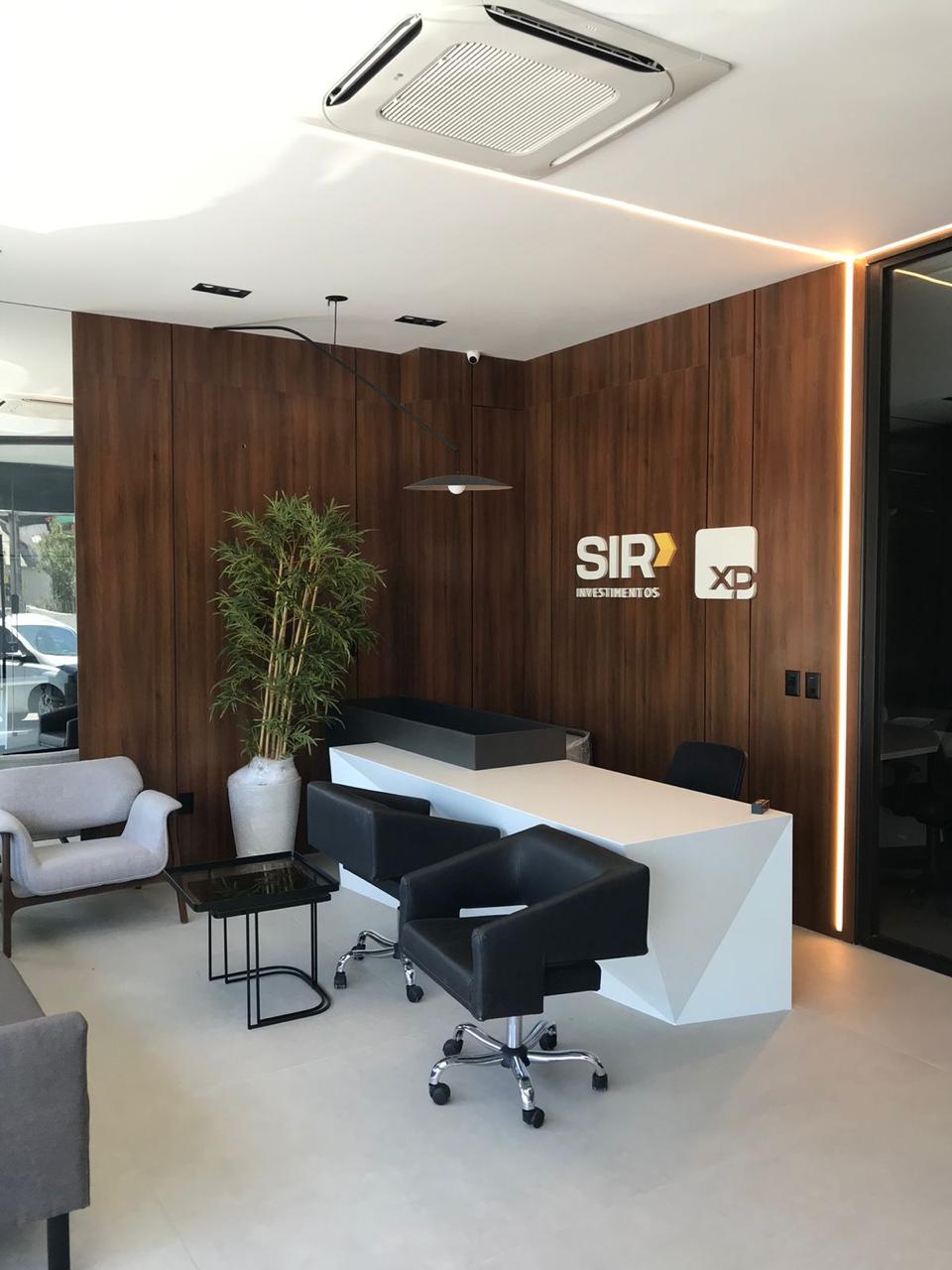 Ambiente executivo com painel em madeira pela CITY Design